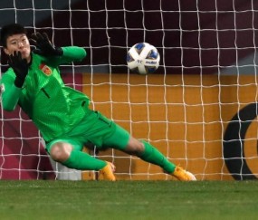 BOB半岛体育-新门神出世！朱钰两扑点球高红附体 闷杀日本队长