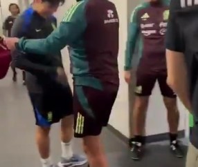 师徒重逢！墨西哥主帅阿吉雷赛后与李刚仁见面并开玩笑