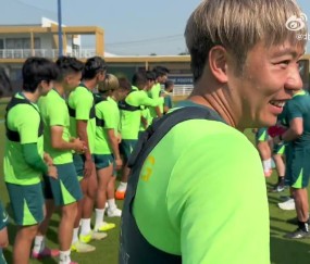 BOB半岛体育-笑容满面！国安新援中卫拉莫斯到队，队友列队欢迎