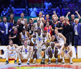 待会还要比赛呢！德国篮协官方回忆庆祝世界杯夺冠两周年！